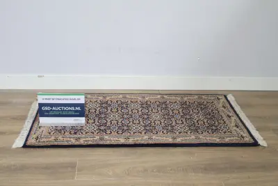 Handgeknoopt Perzisch tapijt met franjes – kavel bij GSD Auctions, Zoeterwoude