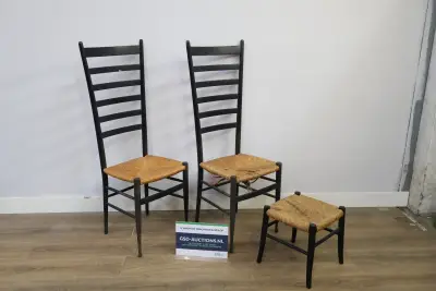 Set van twee zwarte houten stoelen en een kruk met gevlochten rieten zitting – kavel bij GSD Auctions, Zoeterwoude