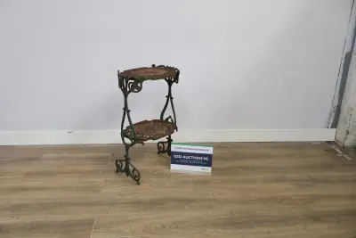 Vintage gietijzeren plantenstandaard met twee niveaus – kavel bij GSD Auctions, Zoeterwoude
