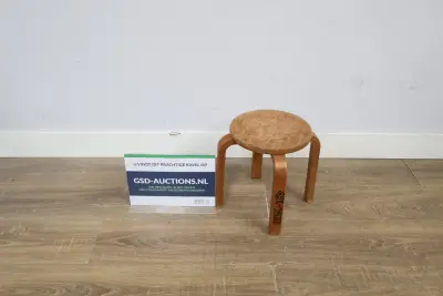 Artek Stool 60 houten kruk – kavel bij GSD Auctions, Zoeterwoude