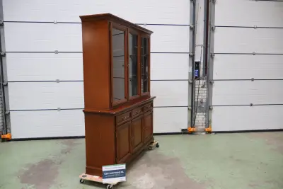 Grote Vitrinekast met Glazen Deuren – kavel bij GSD Auctions, Zoeterwoude