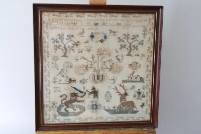 Geborduurd wandkleed met alfabet en dieren – kavel bij GSD Auctions, Zoeterwoude