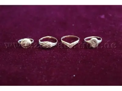 1 Set bestehend aus 4 Ringen mit 585 Gold – kavel bij Zoll-Auktion, Freiburg im Breisgau