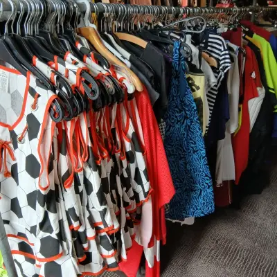 Ca. 141x Voetbal pakjes en sportkleding – kavel bij Onlineveilingmeester, Drachten