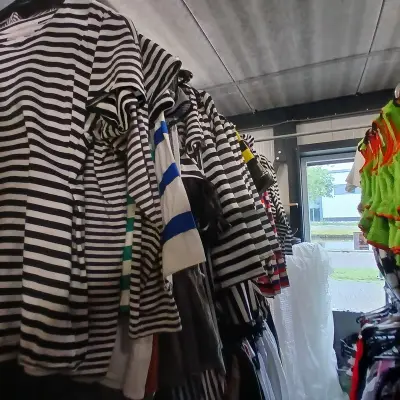 Ca. 79x Feestkleding gevangenis, Daltons – kavel bij Onlineveilingmeester, Drachten