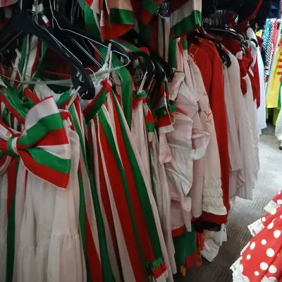 Ca. 135x Italiaanse en Hongaarse outfits – kavel bij Onlineveilingmeester, Drachten