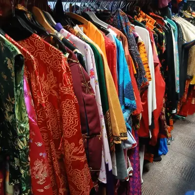 Ca. 101x Chinees oosterse outfits – kavel bij Onlineveilingmeester, Drachten