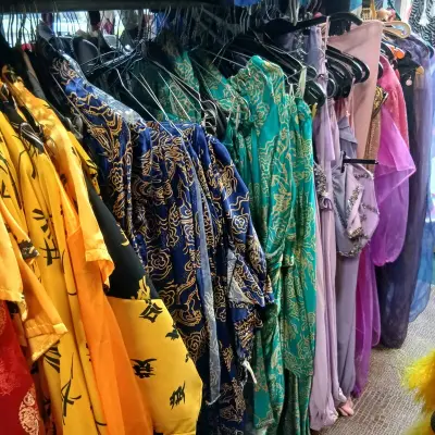 Ca. 108x Aziatische thema outfits – kavel bij Onlineveilingmeester, Drachten