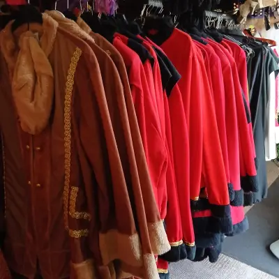 Ca. 66x Russische tsaar outfits – kavel bij Onlineveilingmeester, Drachten