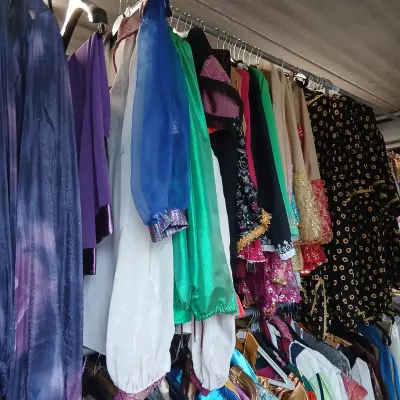Ca. 43x Oosterse outfits – kavel bij Onlineveilingmeester, Drachten