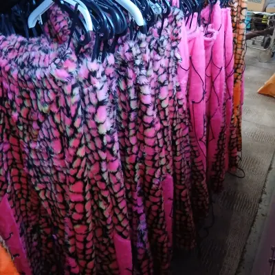 Ca. 69x Carnaval feestkleding – kavel bij Onlineveilingmeester, Drachten