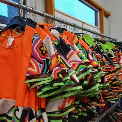 Ca. 109x Feestkleding neon – kavel bij Onlineveilingmeester, Drachten