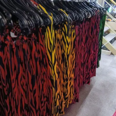 Ca. 131x Carnaval feestkleding broeken – kavel bij Onlineveilingmeester, Drachten