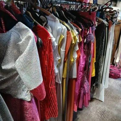 Ca. 159x Feestkleding glitter en glans – kavel bij Onlineveilingmeester, Drachten