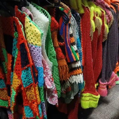 Ca. 66x Flower power outfits en carnavalsjassen – kavel bij Onlineveilingmeester, Drachten