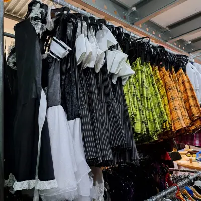 Ca. 89x Schooluniformen – kavel bij Onlineveilingmeester, Drachten