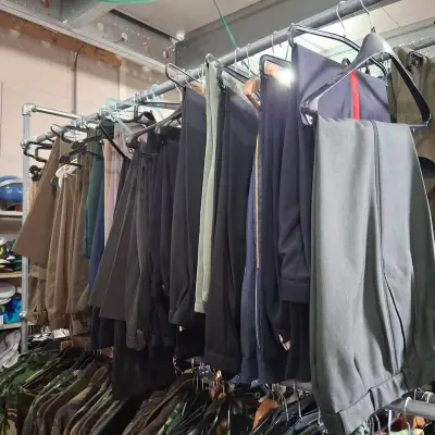 Ca. 27x Authentiek legerkleding, defensie + accessoires – kavel bij Onlineveilingmeester, Drachten