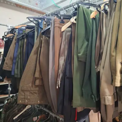 Ca. 60x Beroepen /uniform broeken – kavel bij Onlineveilingmeester, Drachten