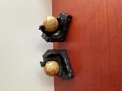 Wereldbol als boeken steun – kavel bij GSD Auctions, Zoeterwoude