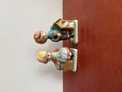 Porseleinen beeldjes jonge en meisje – kavel bij GSD Auctions, Zoeterwoude