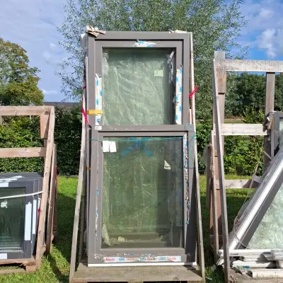4x Diverse kunststof kozijnen waarvan 3 met glas – kavel bij Onlineveilingmeester, Schaijk