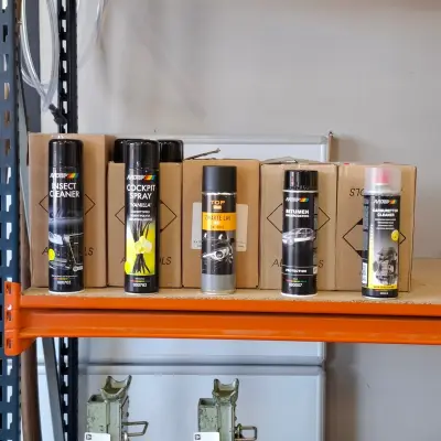 Ca. 30x Spuitbus, MOTIP, O.a. zwarte lak, bitumen en carburateur cleaner – kavel bij Onlineveilingmeester, Raalte