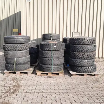 Partij diverse vrachtwagenbanden op velg, O.a Michelin, o.a XZL – kavel bij Domeinen Roerende Zaken, Almelo