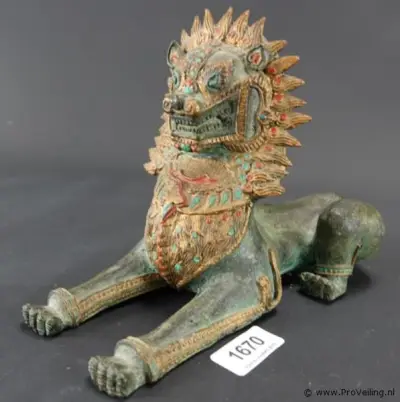 Oude Thaise liggende bronzen Singha-tempelleeuwbeeld – kavel bij ProVeiling