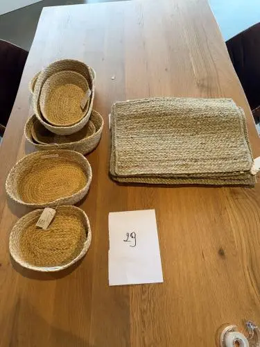 Set Placemats + Rieten Mandjes – kavel bij Openbare Verkopen, Waregem