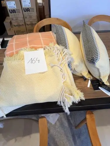 Verschillende Plaids En Sierkussen – kavel bij Openbare Verkopen, Waregem