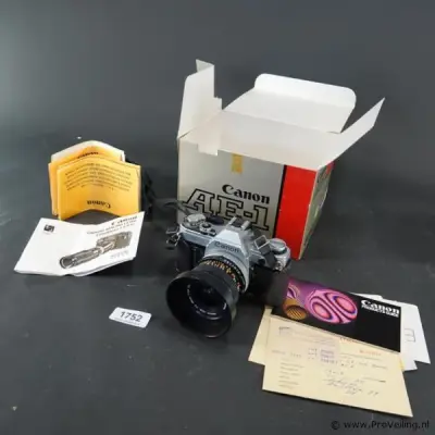 Canon AE-1 35mm analoge spiegelreflexcamera uitgerust met een Canon FD 28mm f/2.8 S.C. groothoeklens – kavel bij ProVeiling