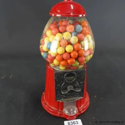 Klassieke rode retro kauwgomballenautomaat met een glazen bol en een metalen behuizing – kavel bij ProVeiling, Wageningen