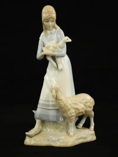Porcelanas Miquel Requena - meisje met lam en schaap - Valencia, Spanje ca. jaren 1970/80 – kavel bij De Kringwinkel, Antwerpen