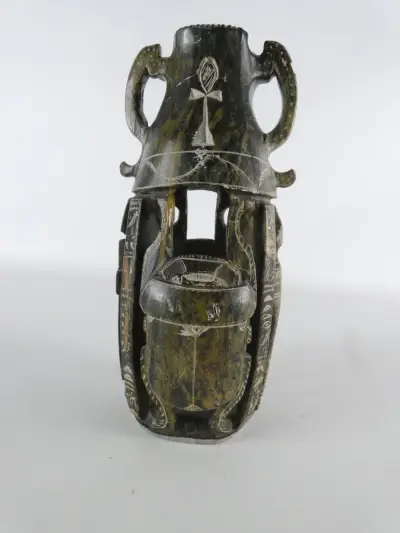 Decoratieve handgesneden stenen vaas/sculptuur in Egyptische stijl – kavel bij De Kringwinkel, Heverlee