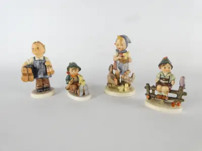Vier handbeschilderde porseleinen M.I. Hummel-beeldjes van Goebel – kavel bij De Kringwinkel, Heverlee