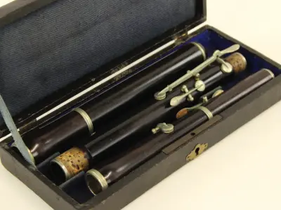 Antieke houten dwarsfluit met metalen kleppen in originele kist – kavel bij De Kringwinkel, Antwerpen