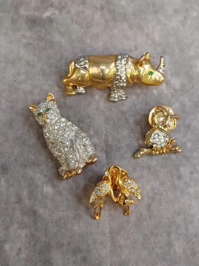 Set van 2 vintage diervormige broches en pins met strass-stenen – kavel bij De Kringwinkel, Gent