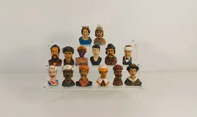Collectie van 14 De Gouden Gaper beeldjes – kavel bij De Kringwinkel, Turnhout