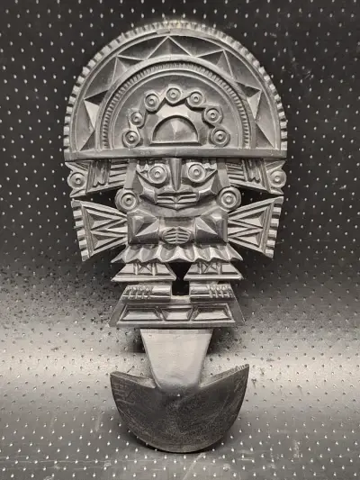 Handgesneden Peruaanse Tumi (Godenfiguur) Wandsculptuur - Zwarte Steen, Precolumbiaanse Stijl – kavel bij De Kringwinkel, Gent