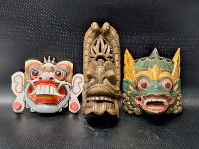 Driedelige set handgesneden Balinese maskers van hout – kavel bij De Kringwinkel, Gent