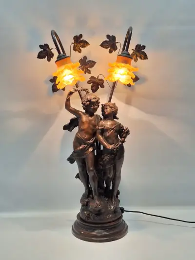 Romantische tafellamp naar Auguste Moreau - sculpturaal decor met twee amberkleurige bloemkappen – kavel bij De Kringwinkel, Gent