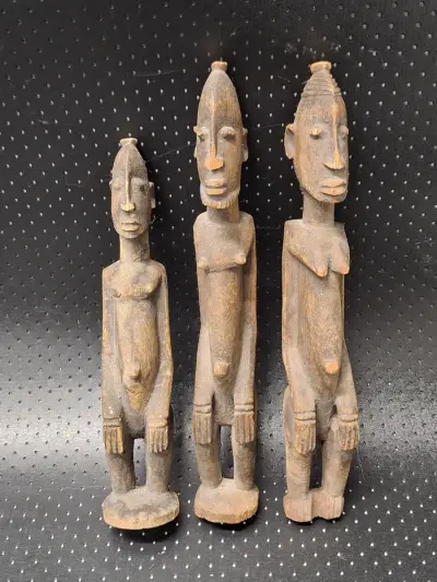 Zeldzame set van drie Dogon voorouderbeelden uit Mali West-Afrika – kavel bij De Kringwinkel, Gent