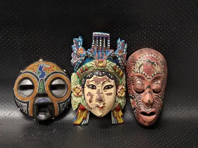 Set van drie vintage houten wandmaskers uit Afrika, Azie en Indonesie – kavel bij De Kringwinkel, Gent