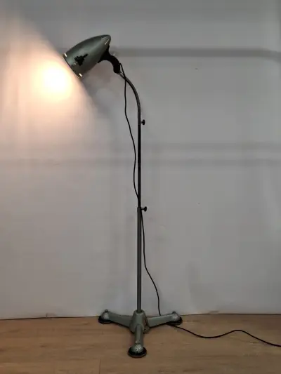Origial Hanau vintage industriële vloerlamp – voormalig Deutsche Bundeswehr – kavel bij De Kringwinkel, Gent