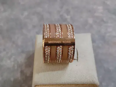Stijlvolle Michael Kors rosegouden ring met Pave-kristallen – kavel bij De Kringwinkel, Gent