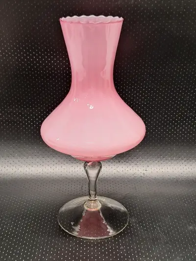 Italiaanse mond geblazen roze opaline vaas op voet uit de regio Empoli - Mid-Century Modern – kavel bij De Kringwinkel, Gent
