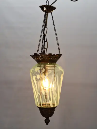 Antieke Art Nouveau hanglamp ca. 1900 - uraniumglas en rijk gedecoreerd metaal – kavel bij De Kringwinkel, Gent