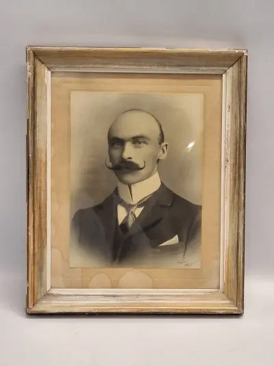 Antieke studiofoto van een heer met imposante snor - Belle Époque, circa 1900 – kavel bij De Kringwinkel, Gent