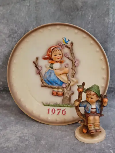 Originele Goebel Hummel set: Jaarbord 1976 en passend beeldje "Apple Tree Boy" – kavel bij De Kringwinkel, Gent