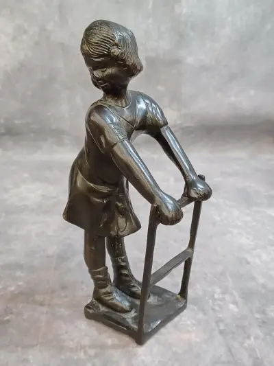 Karaktervol bronzen beeldje van een meisje – kavel bij De Kringwinkel, Gent
